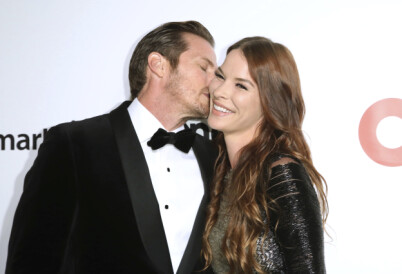 NYFORLOVET: Jason Lewis og Liz Godwin virker å være i lykkerus etter at de ble forlovet like før nyttår. Her avbildet tidligere denne måneden. Foto: NTB Scanpix NYFORLOVET: Jason Lewis og Liz Godwin virker å være i lykkerus etter at de ble forlovet like før nyttår. Her avbildet tidligere denne måneden. Foto: NTB Scanpix